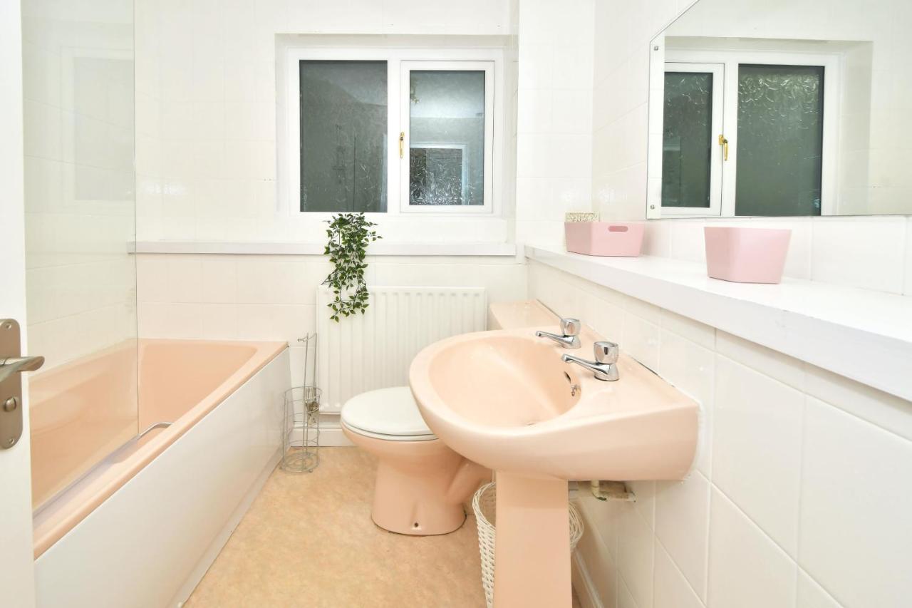 The Glade By Yourstays Huge Single Detached Holiday Home With Big Garden Newcastle-under-Lyme Exteriér fotografie