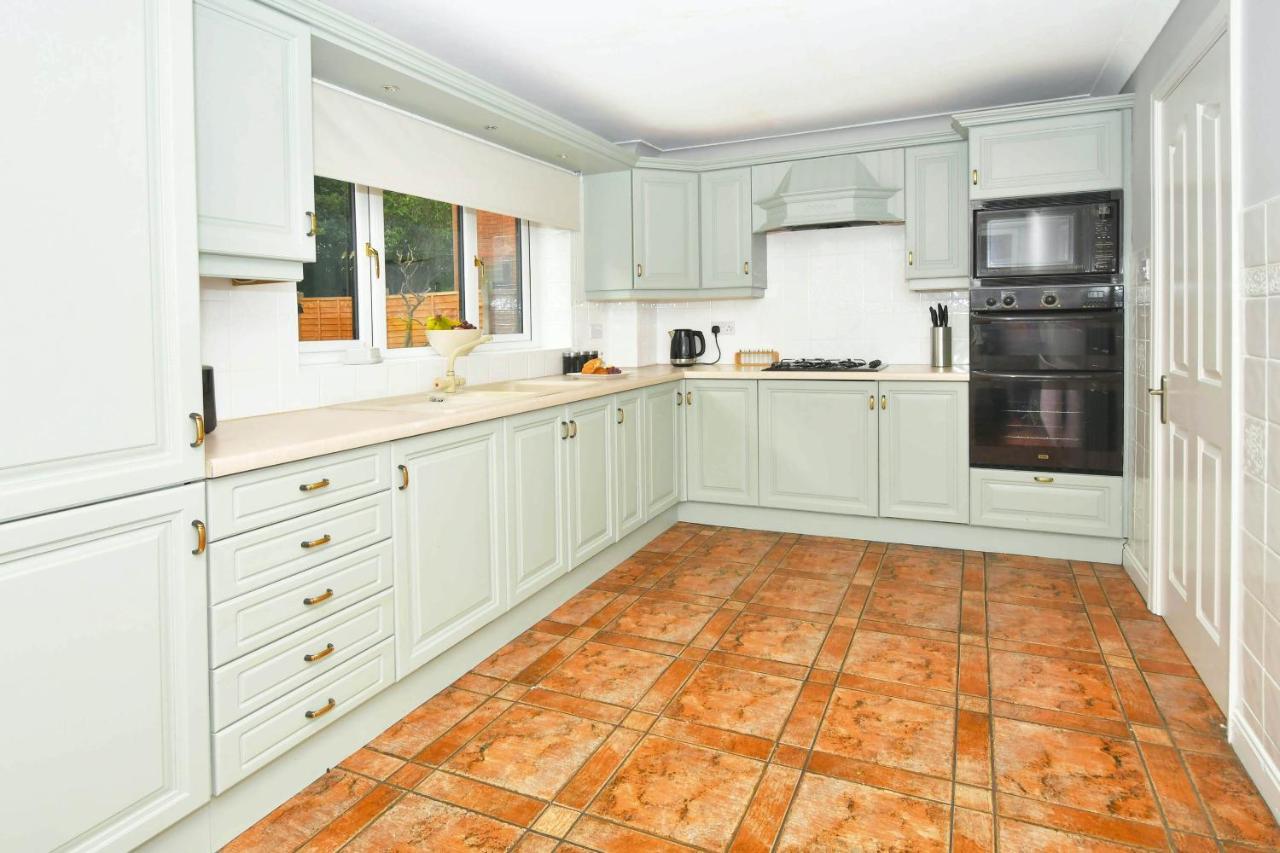 The Glade By Yourstays Huge Single Detached Holiday Home With Big Garden Newcastle-under-Lyme Exteriér fotografie